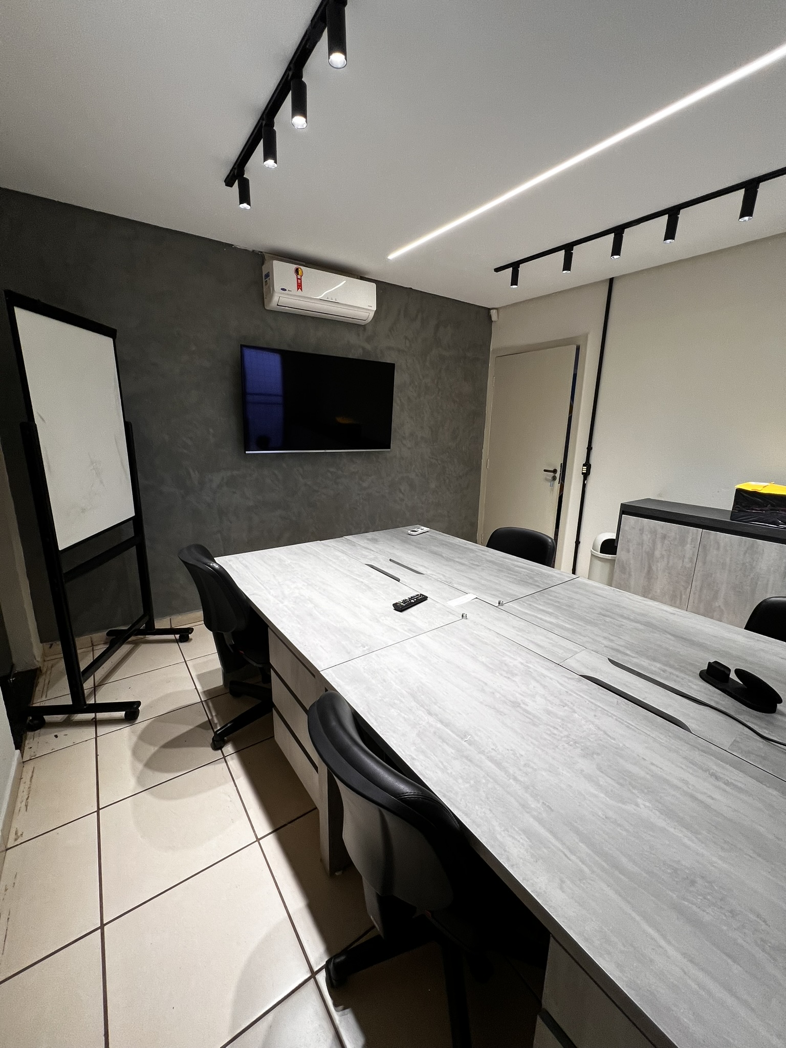 Sala privativa da Átrio Business Center em Uberlândia pronta para operação empresarial