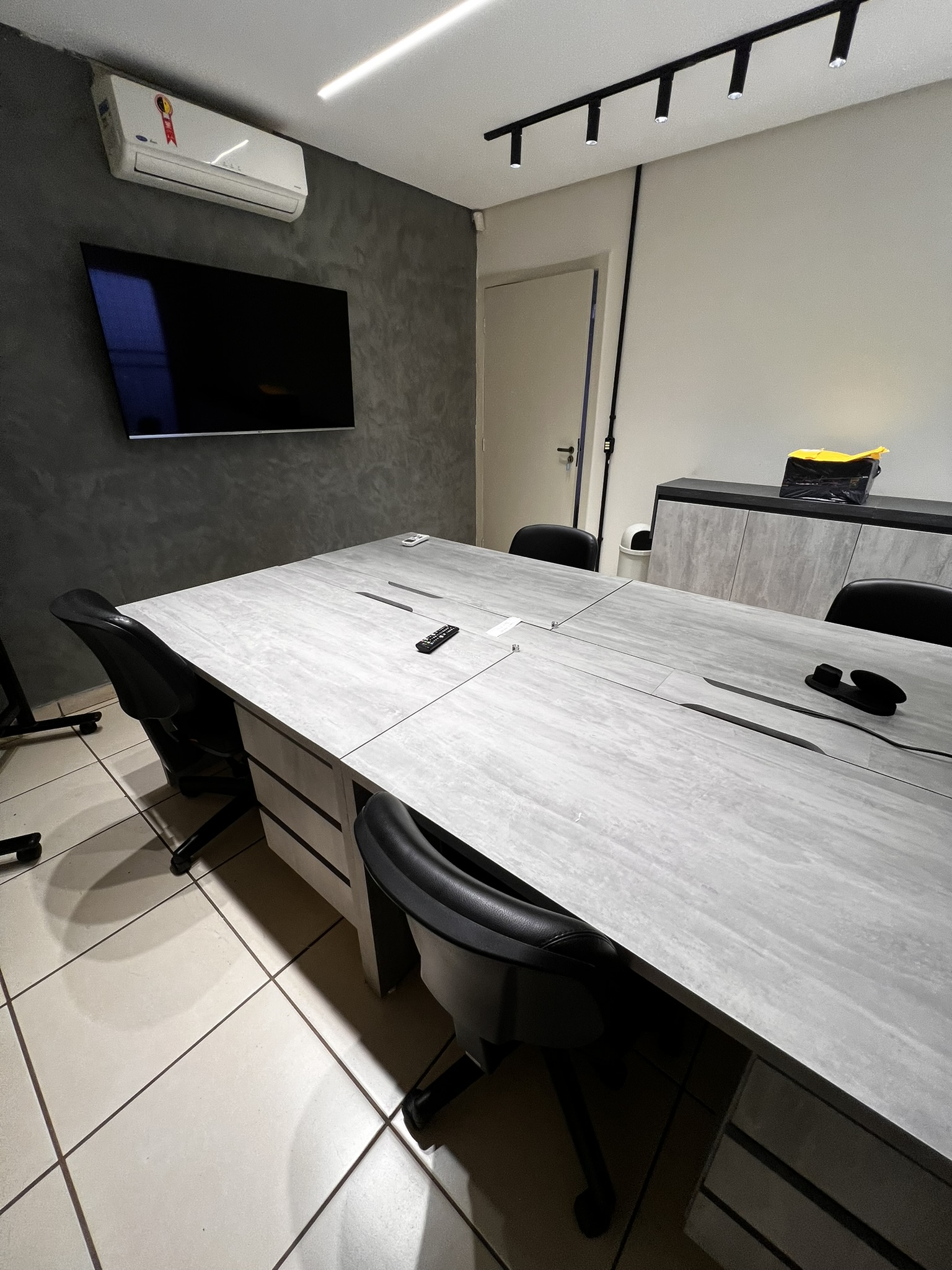 Ambiente corporativo da Átrio com mesas e salas de apoio